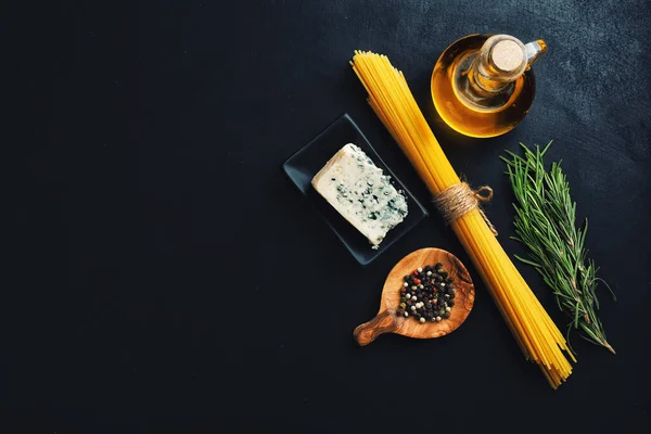 Fundo Comida Italiana Com Legumes Queijo Macarrão Fundo Escuro Vista — Fotografia de Stock