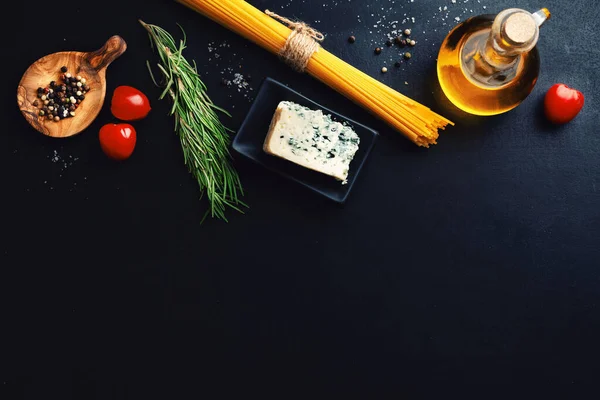 Fondo Comida Italiana Con Verduras Queso Pasta Sobre Fondo Oscuro — Foto de Stock