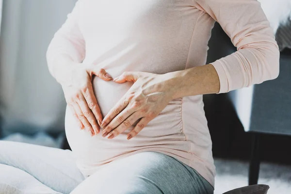 Schwangere Sitzt Hause Auf Dem Boden Und Macht Herz Mit — Stockfoto