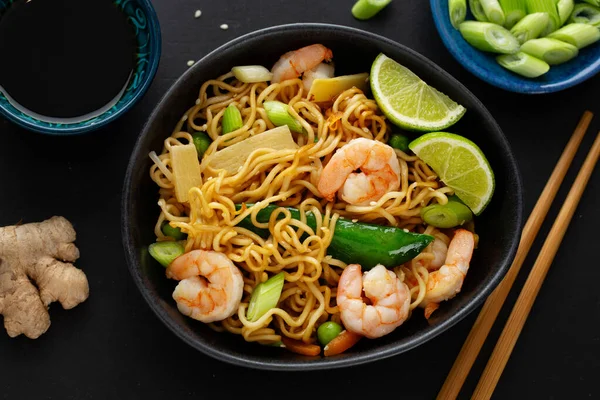 Sabroso Apetitoso Fideos Asiáticos Con Verduras Camarones Plato Sobre Fondo —  Fotos de Stock