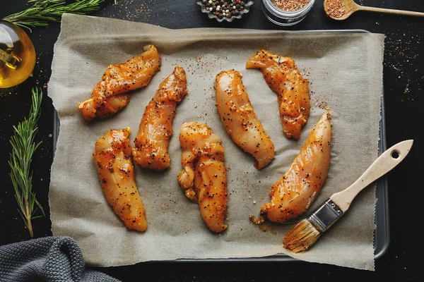 Rauwe Gemarineerde Kipfilet Donkere Achtergrond Met Specerijen Klaar Koken — Stockfoto