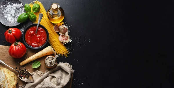 Italiensk Mat Bakgrund Med Spaghetti Grönsaker Och Tomatsås Mörk Bakgrund — Stockfoto
