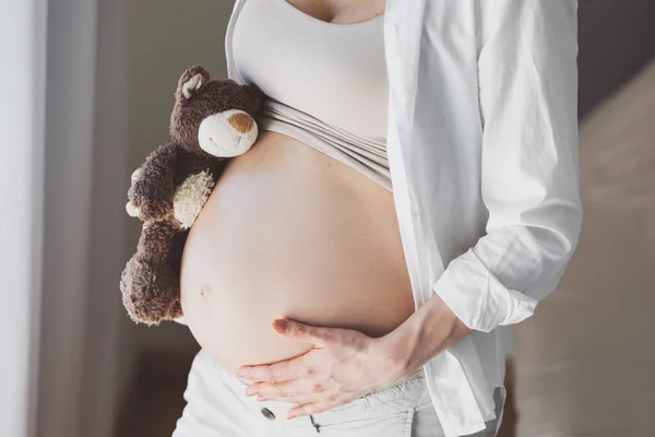 Gravid Kvinna Med Leksak Nalle Lyssna Baby Livsstil Begreppet Moderskap — Stockfoto