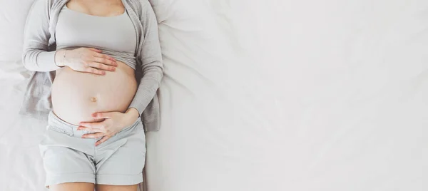 Gravid Kvinna Liggande Sängen Utsikt Uppifrån Moderskapsbegreppet Banderoll — Stockfoto