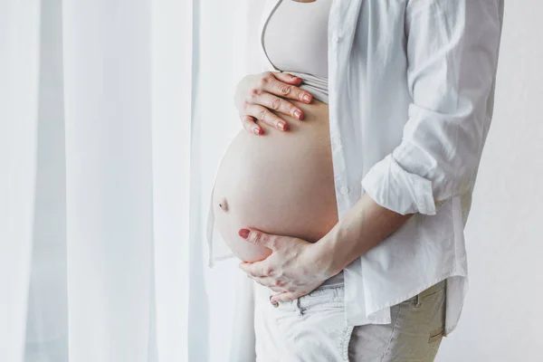 Έγκυος Γυναίκα Αγγίζει Την Κοιλιά Είναι Στο Σπίτι Απολαμβάνοντας Την — Φωτογραφία Αρχείου