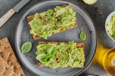 Tabakta servis edilen avokado püresiyle iştah açıcı çıtır ekmek.. 