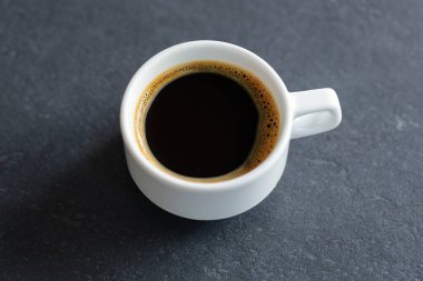 Gri arka planda buharlı espresso bardağı. Yakın çekim. 