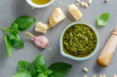 Masadaki küçük kasede pesto sosu. Yakın çekim. 