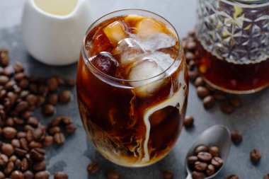 Parlak arka planda buzlu kahve ve buzlu bardaklar. Yakın çekim.