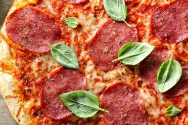 Peynirli ve baharatlı iştah açıcı salamlı pizza.. 