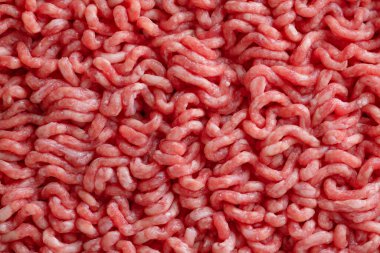 Masada baharatlı kıyma var. Yakın çekim.