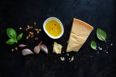 Karanlık arka planda pesto yapmak için gerekli malzemeler. Üst Görünüm. 