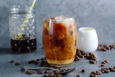 Parlak arka planda buzlu kahve ve buzlu bardaklar. Yakın çekim.