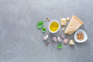 Parlak arkaplanda pesto yapmak için gerekli malzemeler. Üst Görünüm. 