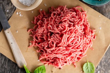 Masada baharatlı, kağıt üzerinde kıyma. Yakın çekim.