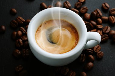 Kahve çekirdekli kahve fincanında nefis bir espresso. Yukarıdan bak. Koyu arkaplan. 