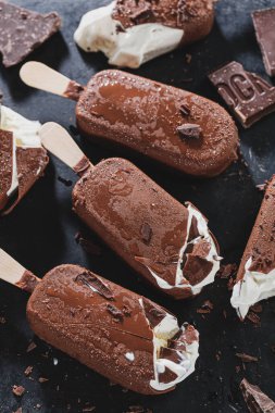 Koyu çikolatalı buzlu dondurma ve siyah tabakta çikolata. Yakın çekim. 