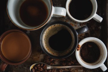 Kahve çekirdekli kahve arkaplanı, koyu kahve ve kaşık arka planda. Yukarıdan bak. Kahve konsepti. 