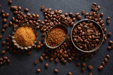 Kahve arkaplanı ya da kahve fincanı, kahve fincanı ve şeker. Yukarıdan görüntüle