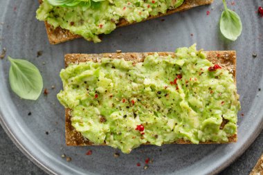 Tabakta servis edilen avokado püresiyle iştah açıcı çıtır ekmek.. 