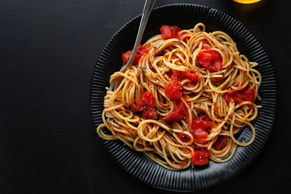 Lekkere Klassieke Italiaanse Pasta Met Tomatensaus Kaas Bord Sluitingsdatum — Stockfoto