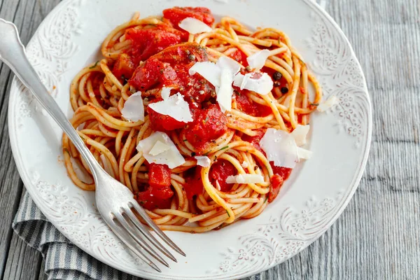 Smaczny Klasyczny Włoski Makaron Sosem Pomidorowym Serem Talerzu Zbliżenie — Zdjęcie stockowe