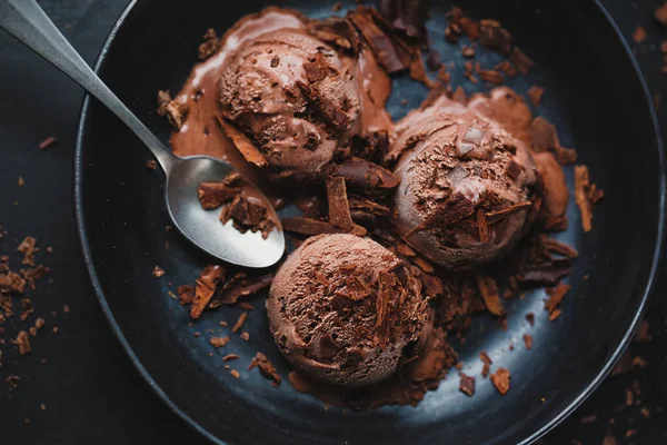 Sorvete Chocolate Apetitoso Saboroso Com Pedaços Chocolate Prato Escuro Fundo — Fotografia de Stock