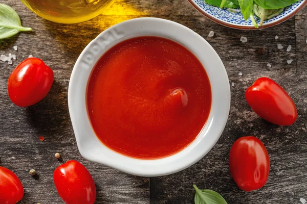 Sabrosa Salsa Tomate Fresco Tazón Pequeño Con Ingredientes Para Cocinar — Foto de Stock