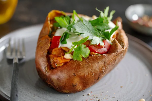 Batata Horno Con Crema Agria Frijoles Con Perejil Servido Plato — Foto de Stock