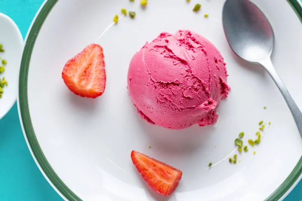 Gelato Alla Fragola Fruttato Servito Piatto Con Frutta Pistacchio Vista — Foto Stock