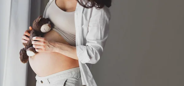 Schwangere Frau Mit Spielzeug Teddybär Hört Baby Lebensstil Mutterschaftskonzept Banner — Stockfoto
