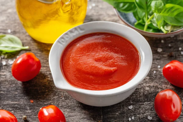 맛있는 토마토 소스를 그릇에 배경에서 요리를 재료를 넣는다 클로즈업 — 스톡 사진