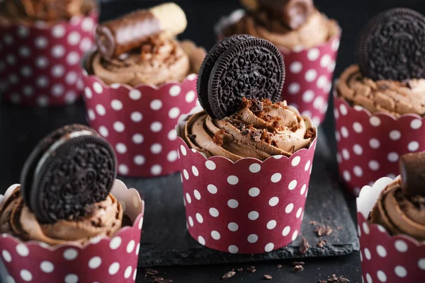 Leckere Schokolade Muffins Cupcakes Mit Buttercreme Tassen Auf Dunklem Hintergrund — Stockfoto