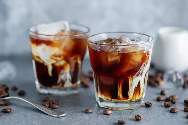 Sabroso Café Helado Refrescante Con Cubitos Hielo Vasos Sobre Fondo —  Fotos de Stock