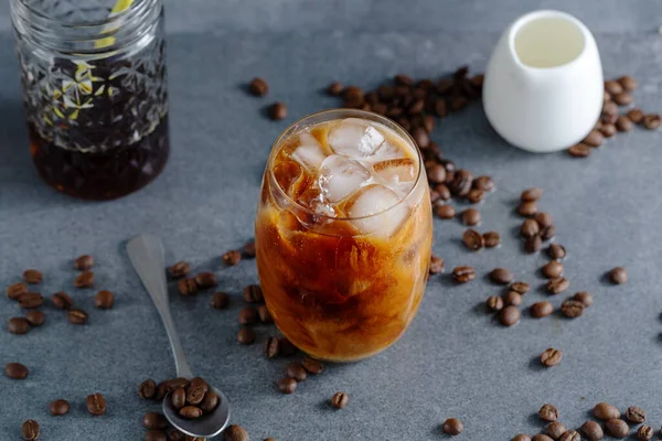 Kopi Lezat Dengan Batu Dalam Gelas Dengan Latar Belakang Cerah — Stok Foto