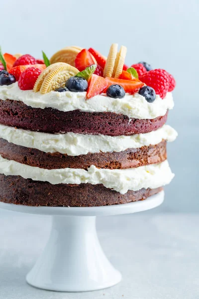 Bolo Frutado Com Frutas Frescas Creme Stander Fundo Brilhante — Fotografia de Stock