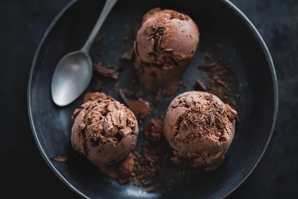 Tasty Appetizing Chocolate Ice Cream Chocolate Chunks Dark Plate Dark — Stock Photo, Image