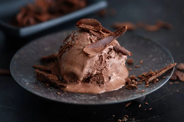 Sabroso Apetitoso Helado Chocolate Con Trozos Chocolate Plato Oscuro Sobre — Foto de Stock