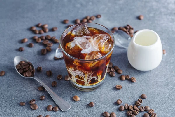 Caffè Freddo Rinfrescante Saporito Con Cubetti Ghiaccio Occhiali Sfondo Lucente — Foto Stock