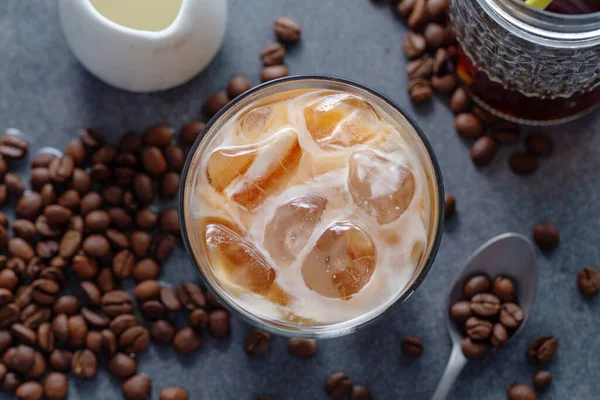 Kopi Lezat Dengan Batu Dalam Gelas Dengan Latar Belakang Cerah — Stok Foto