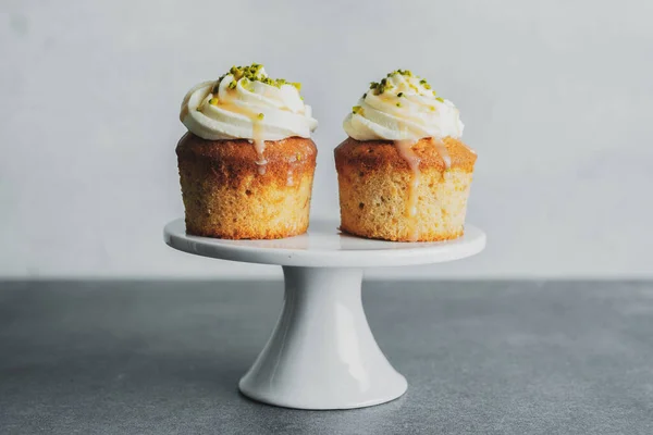 Cupcakes Baunilha Com Creme Caramelo Sobre Fundo Mesa Cinza — Fotografia de Stock