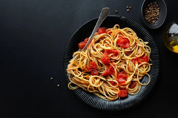 Smaczny Klasyczny Włoski Makaron Sosem Pomidorowym Serem Talerzu Ciemnym Tle — Zdjęcie stockowe
