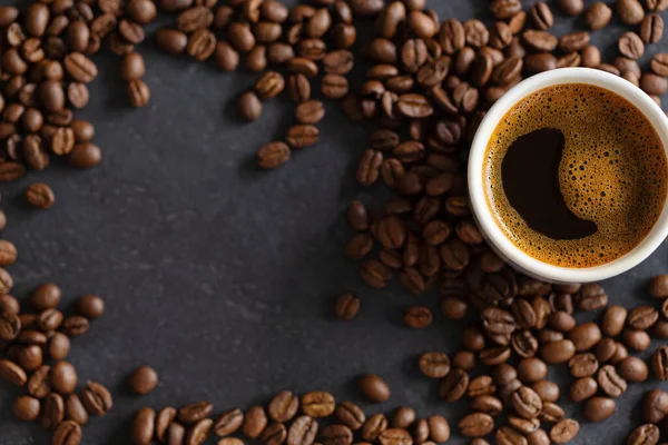 Parujący Kubek Espresso Tle Ziaren Kawy Zbliżenie — Zdjęcie stockowe