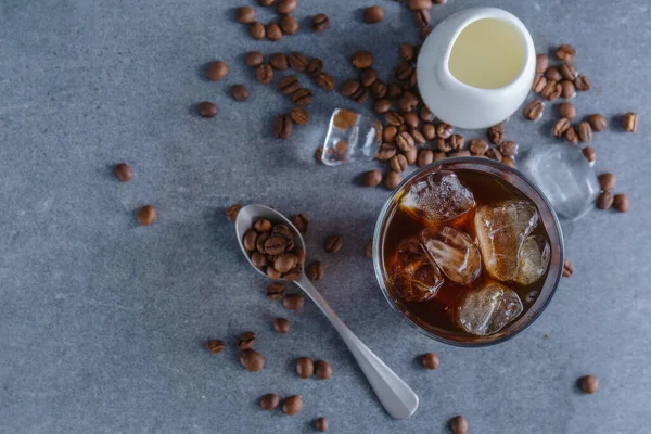 Kopi Lezat Dengan Batu Dalam Gelas Dengan Latar Belakang Cerah — Stok Foto