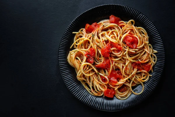 Smaczny Klasyczny Włoski Makaron Sosem Pomidorowym Serem Talerzu Ciemnym Tle — Zdjęcie stockowe