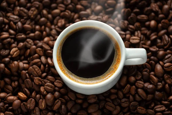 Ånga Espresso Kopp Kaffebönor Bakgrund Närbild — Stockfoto