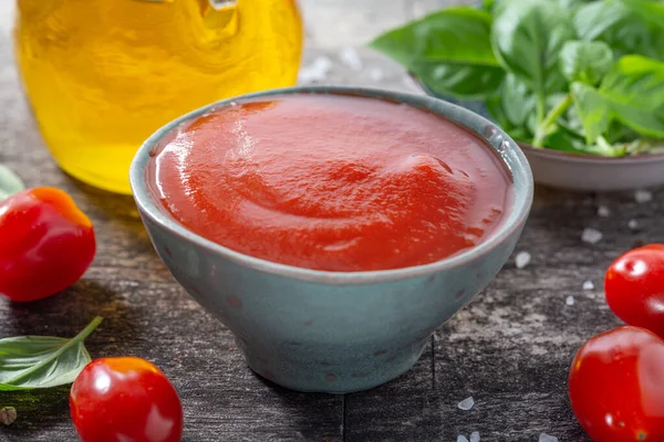 맛있는 토마토 소스를 그릇에 배경에서 요리를 재료를 넣는다 클로즈업 — 스톡 사진