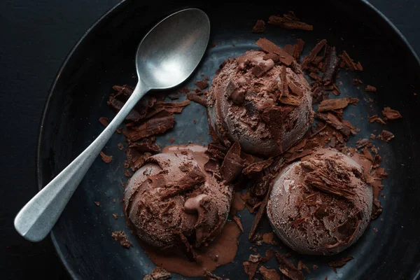 Tasty Appetizing Chocolate Ice Cream Chocolate Chunks Dark Plate Dark — Stock Photo, Image