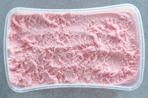 Crème Glacée Aux Baies Fruitées Maison Dans Une Boîte Plastique — Photo
