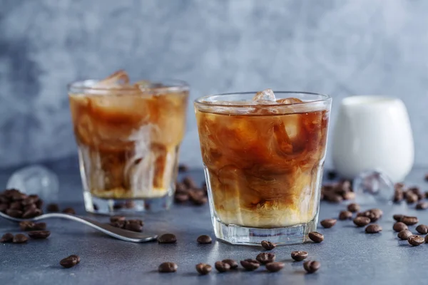 Kopi Lezat Dengan Batu Dalam Gelas Dengan Latar Belakang Cerah — Stok Foto